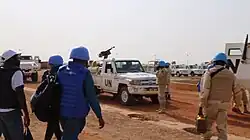 soldats de l'ONU et quelques pick-up armés
