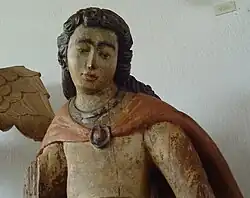 Photographie en couleur d'une sculpture religieuse.