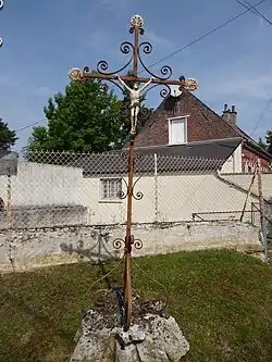 Calvaire situé à l'intersection de la D 47 et de la D 90.