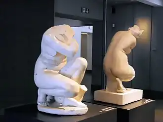 Les deux copies de l’Aphrodite accroupie de Doidalsas, au Palais Massimo alle Terme : à gauche, celle de la via Palermo et à droite, celle des thermes de la villa Hadriana,.