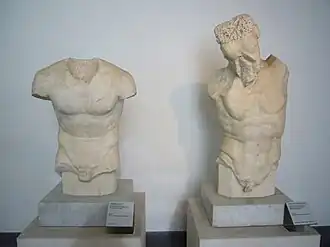 Torse supposé de Thésée et torse du Minotaure