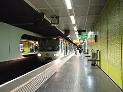 MPL75 fermant ses portes à Laurent Bonnevay sur la ligne A direction Vaulx-en-Velin la Soie