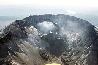 Vue aérienne du cratère du mont Saint Helens avec son dôme de lave et le glacier Crater l'entourant.