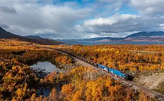 Un train vide de la Malmbanan près du lac Torneträsk. Septembre 2022.