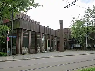 Façade, avec le monolithe caractéristique.