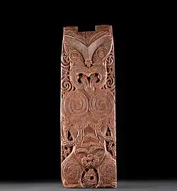 Bas-relief maori (Poupou) en Podocarpus totara.