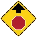 Présignalisation d'un stop aux États-Unis, selon le MUTCD