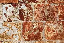 Détail d'une maçonnerie en grès ferrugineux.