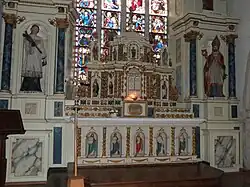 L'église paroissiale Saint-Alban : le maître-autel.