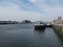Bateau à quai sur le Maashaven.