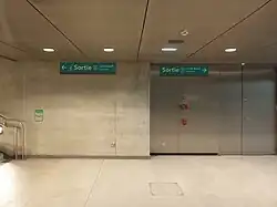 Signalétique directionnelle des accès de la station.