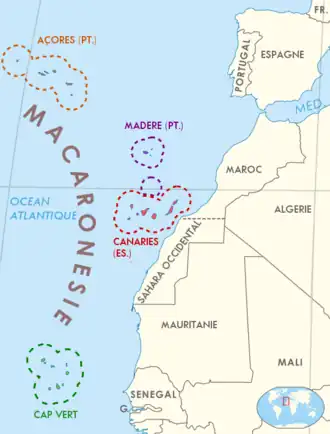 Carte de la Macaronésie au large de l'Afrique et de l'Europe. Les archipels sont entourés d'une ligne pointillée. Du nord au sud : Açores, Madère, Canaries et Cap-Vert.