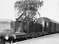 Voiture blindée équipée d’une mitrailleuse à l’arrière d’un train.