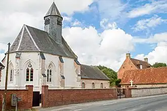 L'église, en bordure de route départementale (côté nord).