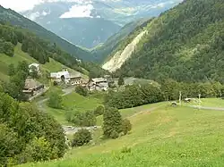 Hameau de La Chapelle. Le glissement de terrain à hauteur du hameau de La Thuile que l'on devine au second plan