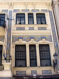 Façade des vitraux de Maumejean et azulejería de Talavera.