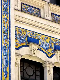 Zoom sur la façade et son azulejería de Talavera.