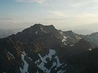 Vue depuis le nord-est, au crépuscule.