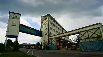 Entrepôts, passerelle et boisseau.