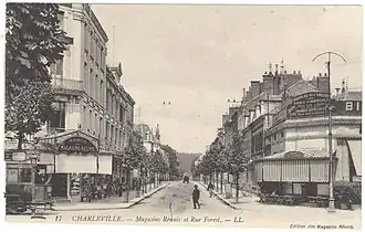 Carte postale représentant les Magasins réunis de Charleville, rue Forest.
