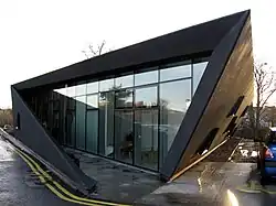 Photographie en couleurs d’un bâtiment vu en perspective.