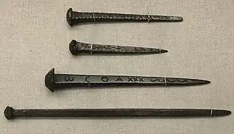 clous romains gravés de symboles magiques