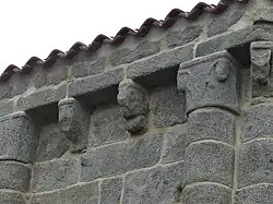 Modillons et chapiteau sculpté.