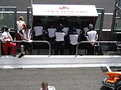 Photo de l'équipe technique de l'écurie en 2007