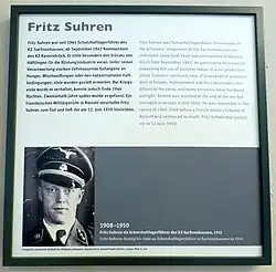 plaque bilingue contenant du texte en allemand et en anglais et une photo du SS