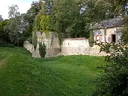 Douves et tour du château.