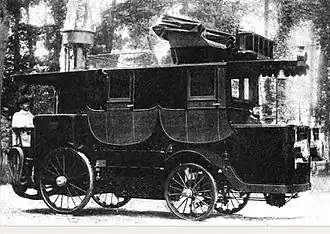 Le « Mail-coach » à vapeur Amédée Bollée, appartenant au marquis Hervé de Broc en 1885 (16 personnes, 50&nbsp;cv, 30&nbsp;km/h en palier).