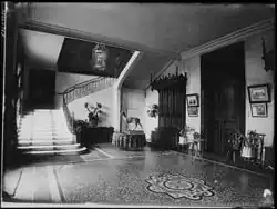 Le hall et escalier.