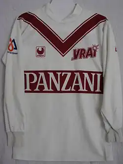 Image d'un maillot blanc avec des inscriptions rouges