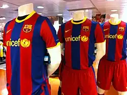 trois maillots du club présentés dans un magasin