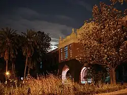 Le bâtiment principal pendant la nuit