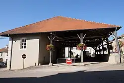 Mairie de Vicherey, avec la halle adossée, vues de l'est.
