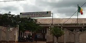 Mairie Aplahoué vue de face (cropped)