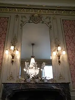 Cheminée et miroir du petit salon.