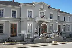 Façade de la mairie de Saint-Paul-de-Jarrat depuis le parvis de l'église.