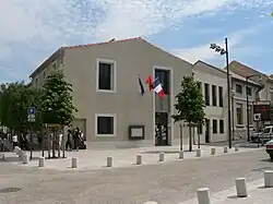 La mairie de Vic-la-Gardiole sur le boulevard des Aresquiers.