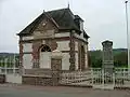 La mairie et le monument aux morts.