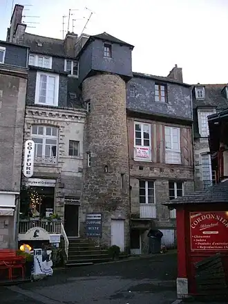 MaisonErreur de la base Mérimée indiquant une tour de l'ancien château de l'Hermine.Ancienne tour