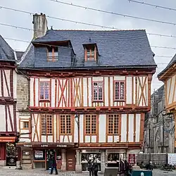 MaisonFaçade sur la place et sur la rue