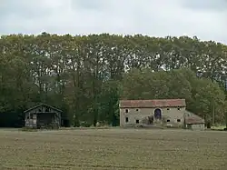 Grange et bâtiment agricole ancien.