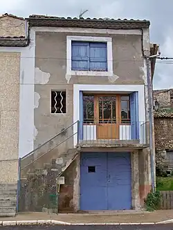 Maison en hauteur à l'intérieur du village.