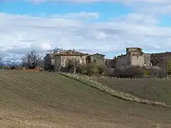 Maison à terre à Simiane avec son pigeonnier.