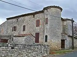 Une maison à tours, dite « Le château », près de Vachères.
