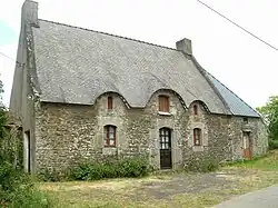 Photographie d'une façade d'une maison en pierre.
