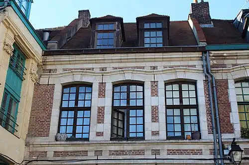 Détail de l'étage, des baies, du cordon et larmier les surmontant.