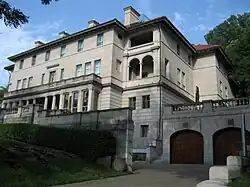 Façade avant avec les garages